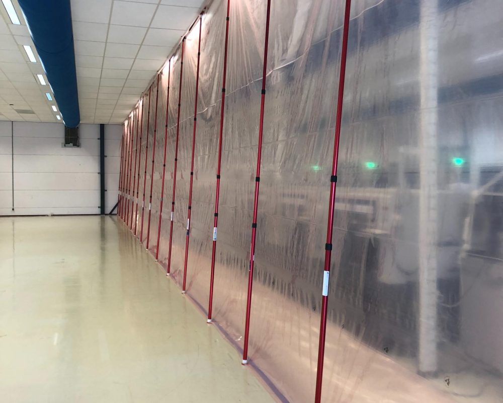 ESD Stofwand cleanroom Leeuwarden schuin geplaatst Stofschermhuren.nl